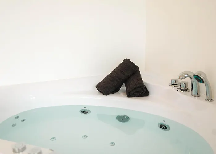 Annee 70 - Jacuzzi Et Balcon * קאין