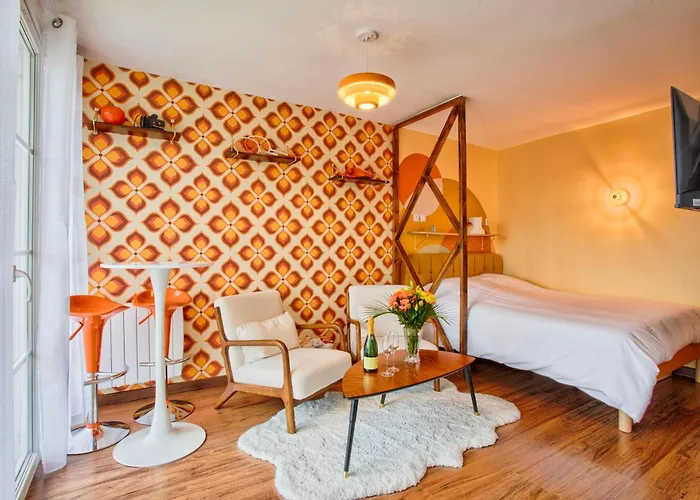 Annee 70 - Jacuzzi Et Balcon דירה קאין